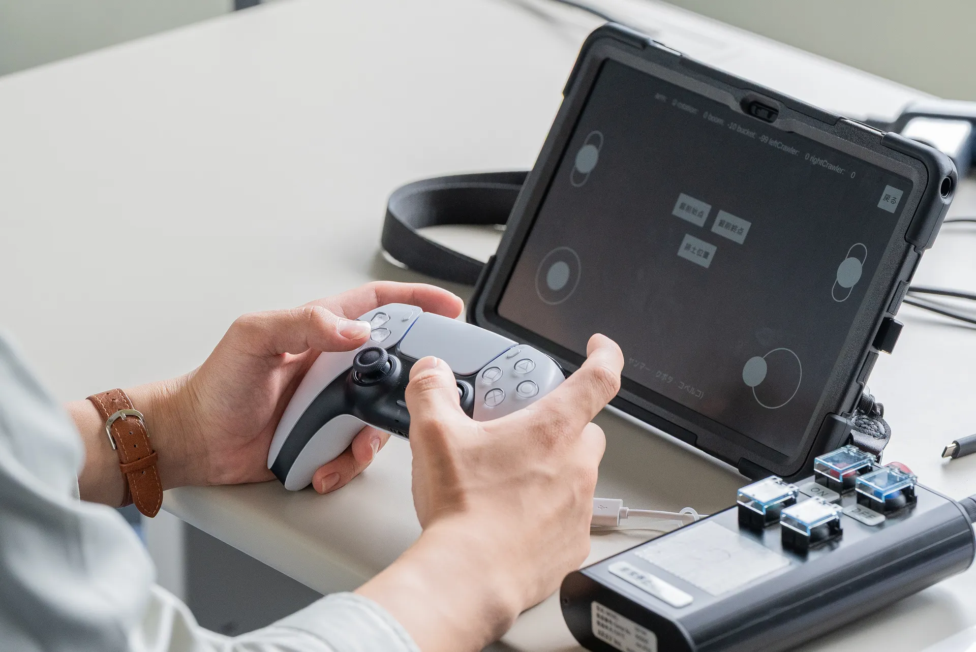 ゲームコントローラで直感的に操作